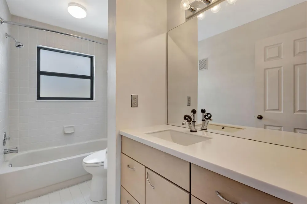 527 Prestwick Circle Palm Beach Gardens, FL 33418