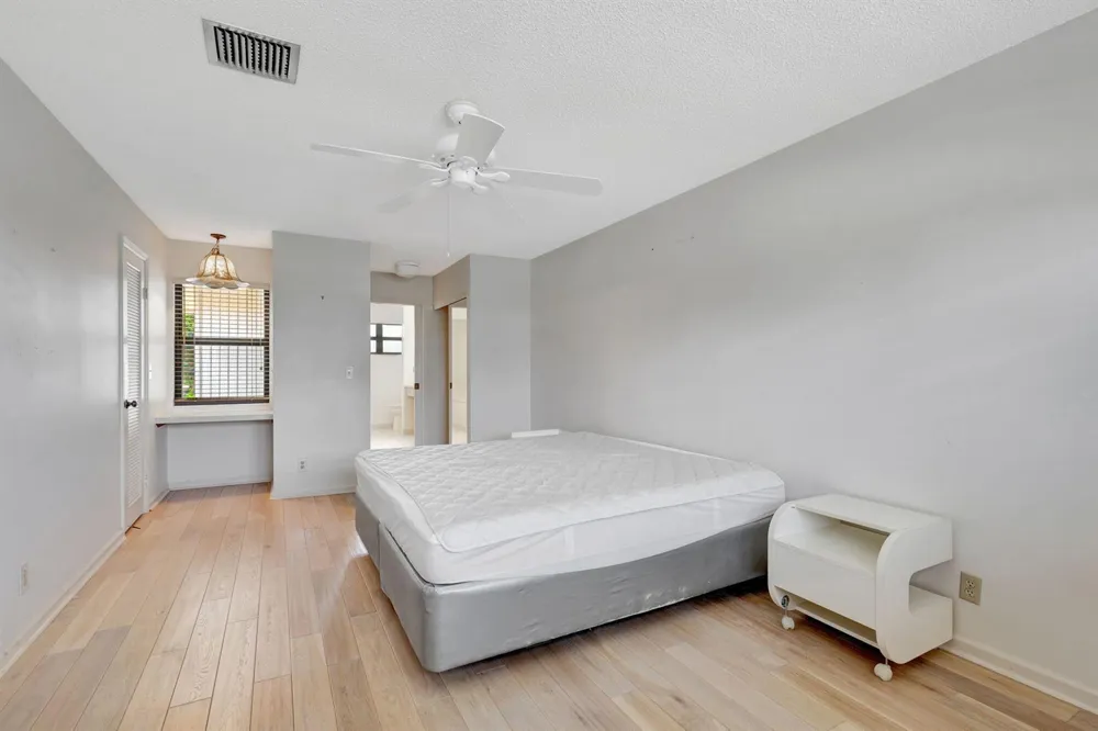 527 Prestwick Circle Palm Beach Gardens, FL 33418
