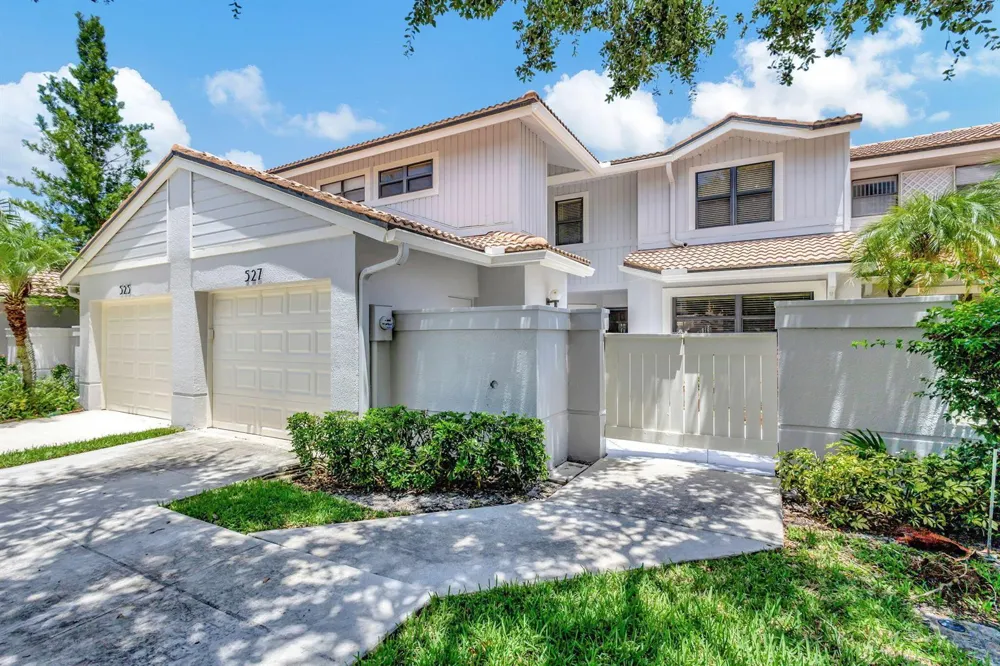 527 Prestwick Circle Palm Beach Gardens, FL 33418