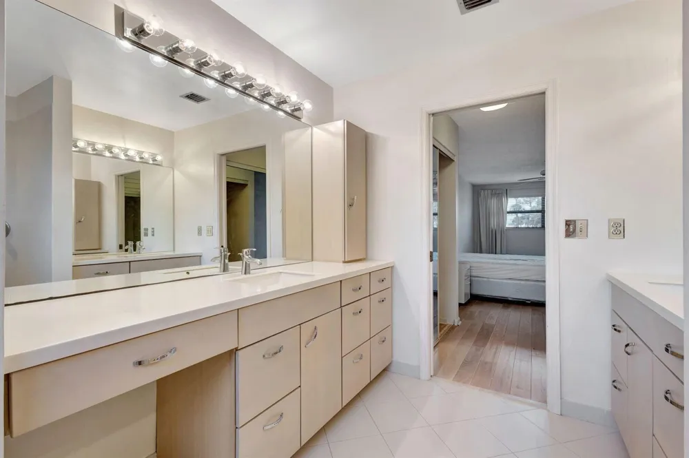 527 Prestwick Circle Palm Beach Gardens, FL 33418