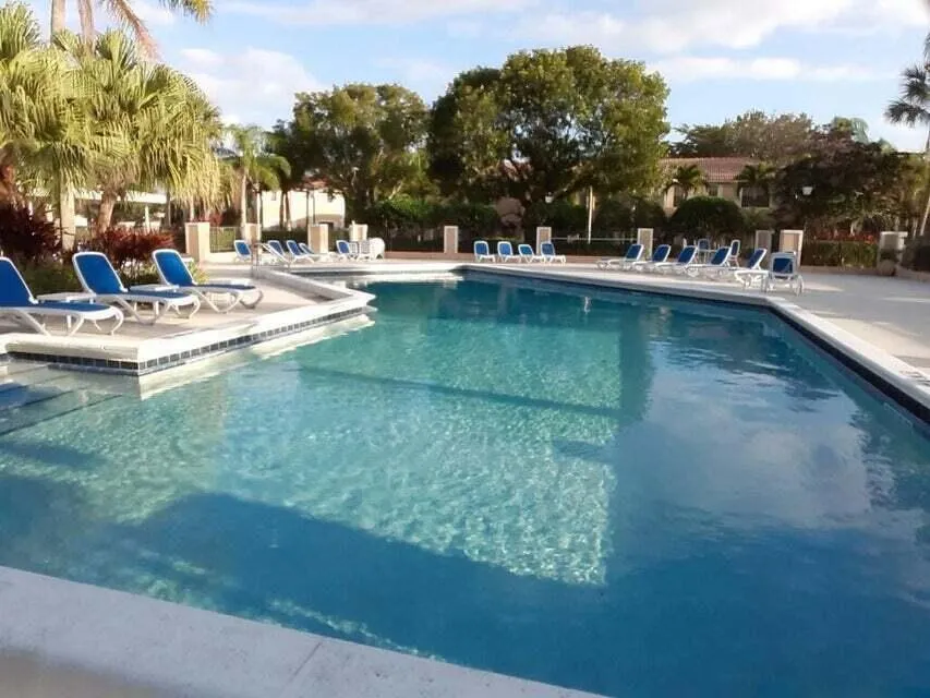 527 Prestwick Circle Palm Beach Gardens, FL 33418
