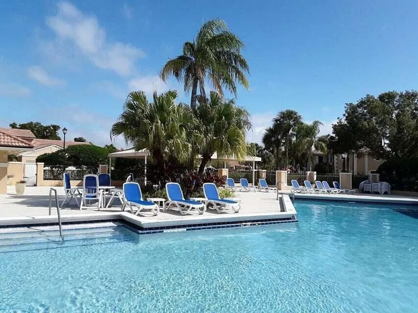 527 Prestwick Circle Palm Beach Gardens, FL 33418