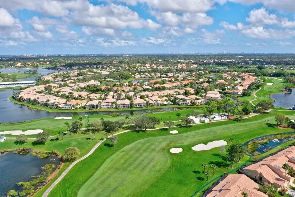 527 Prestwick Circle Palm Beach Gardens, FL 33418