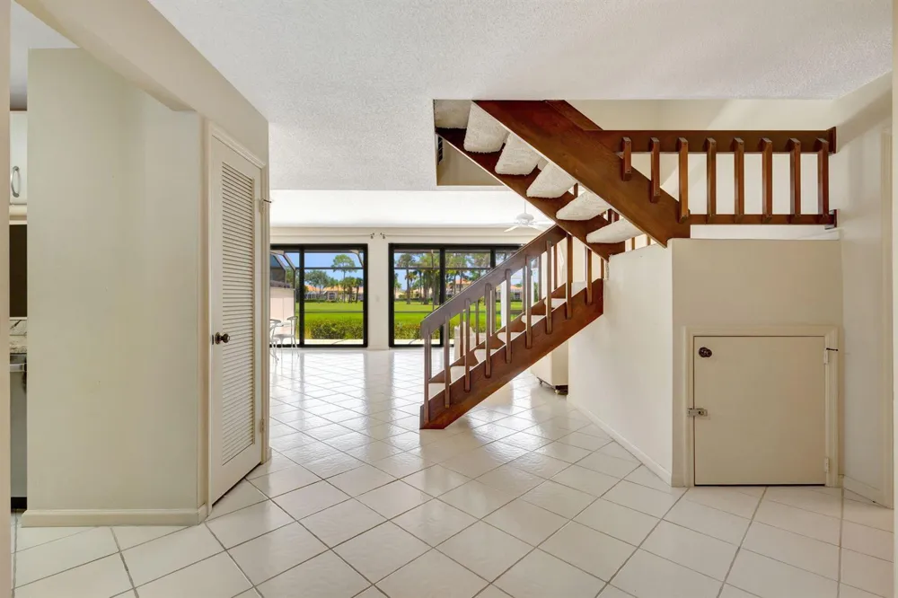 527 Prestwick Circle Palm Beach Gardens, FL 33418