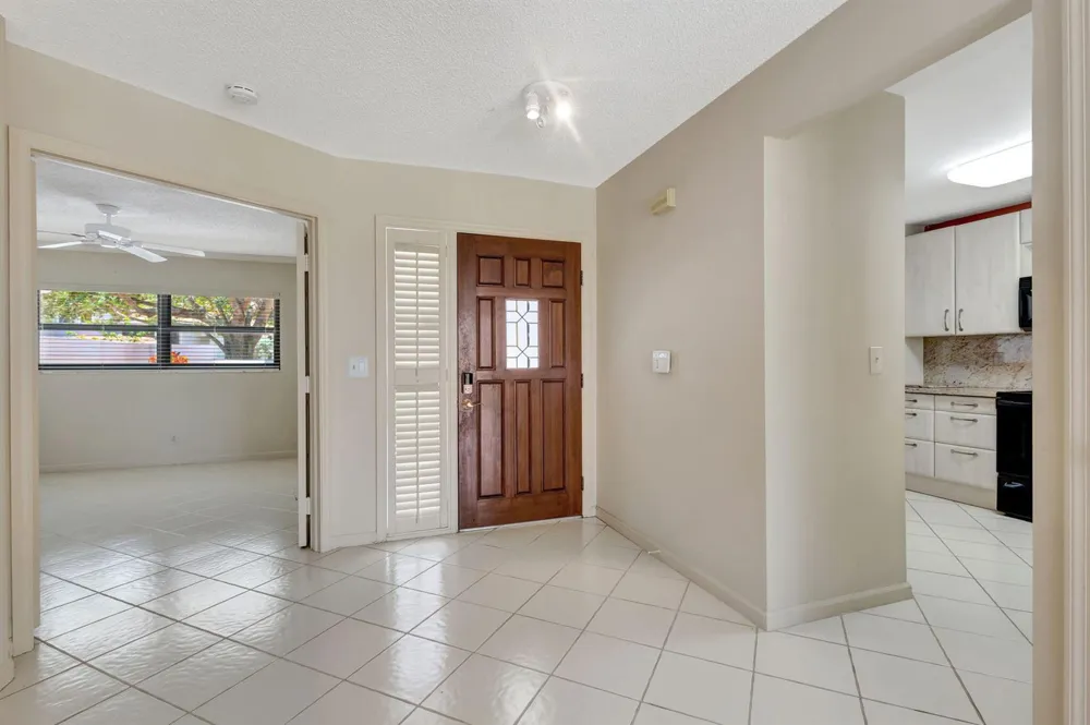 527 Prestwick Circle Palm Beach Gardens, FL 33418