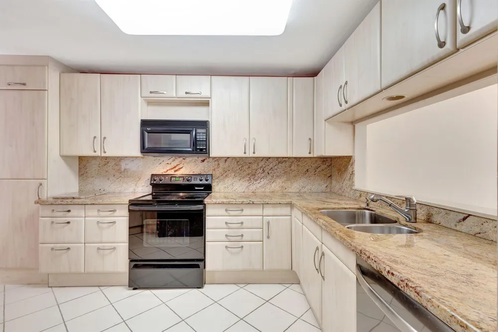 527 Prestwick Circle Palm Beach Gardens, FL 33418