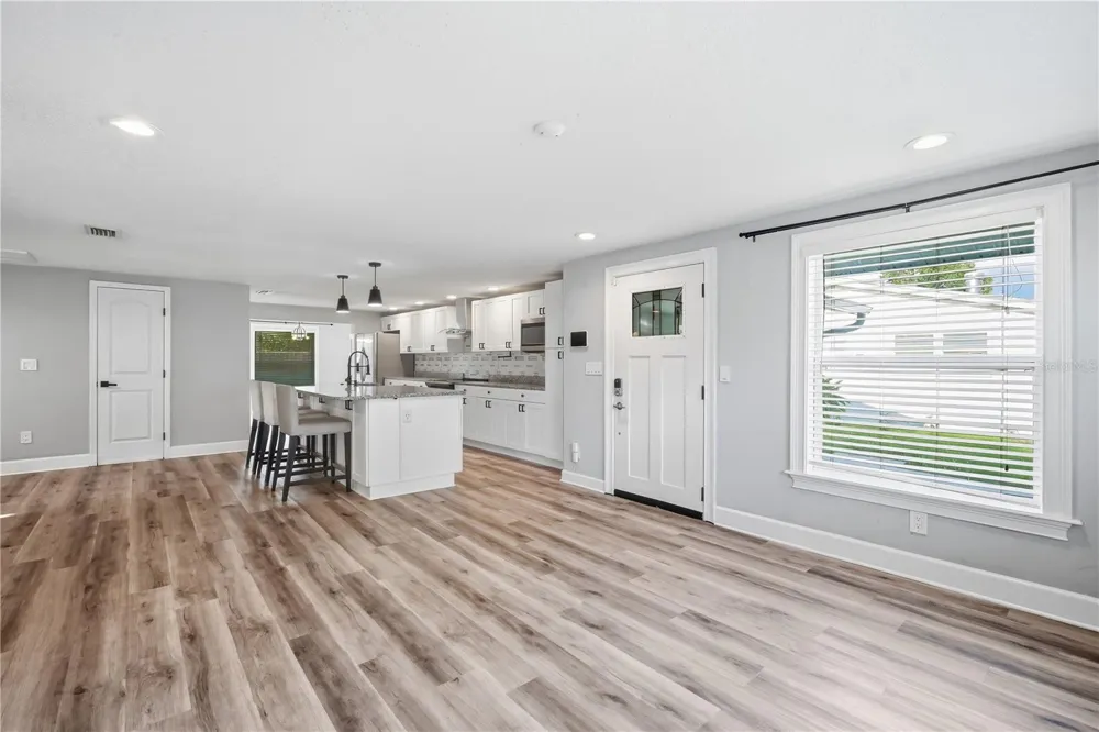 2707 W KENMORE AVENUE Tampa, FL 33614