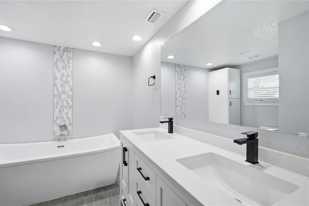 2707 W KENMORE AVENUE Tampa, FL 33614