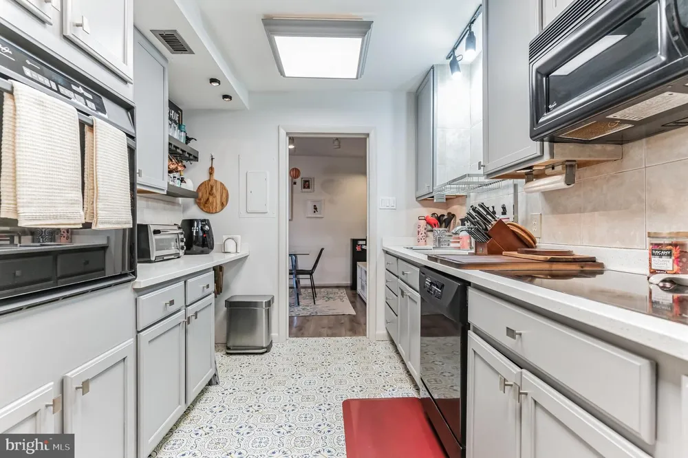 6301 STEVENSON AVENUE #110 Alexandria, VA 22304