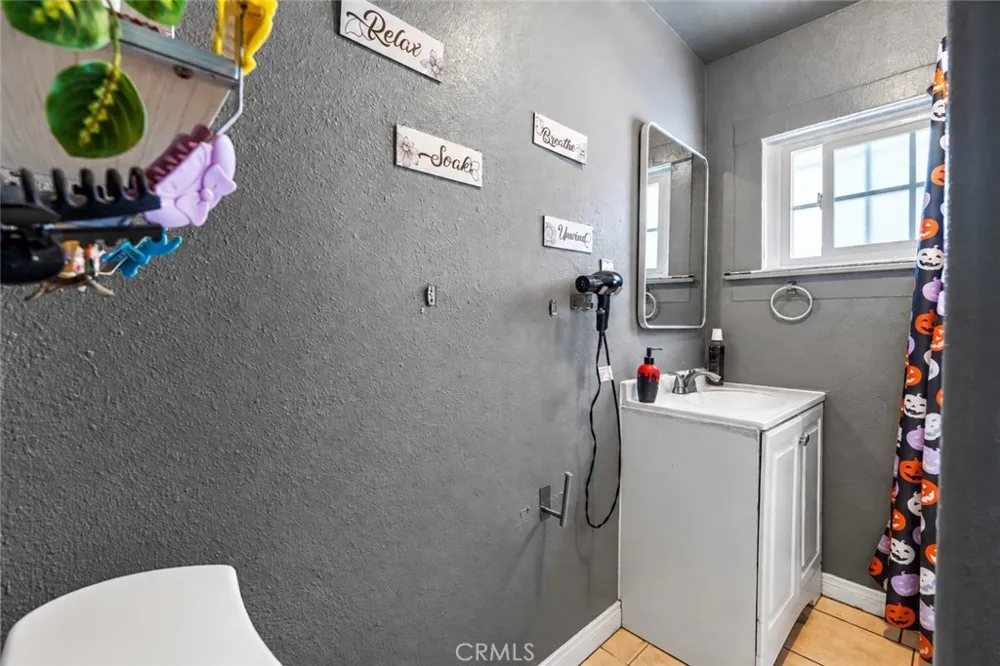 907 E 109th Los Angeles, CA 90059