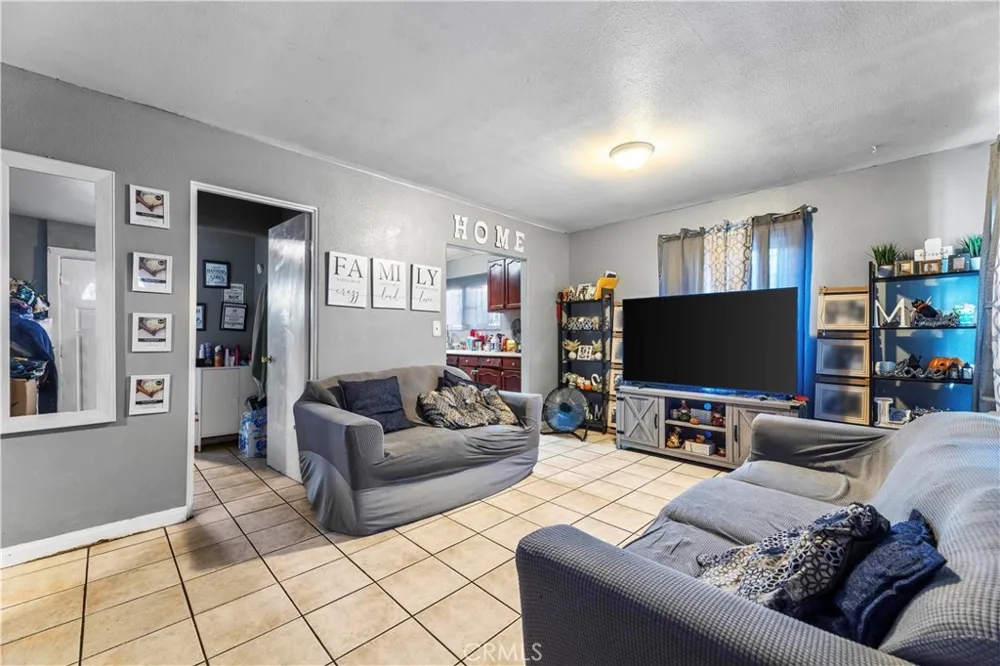 907 E 109th Los Angeles, CA 90059