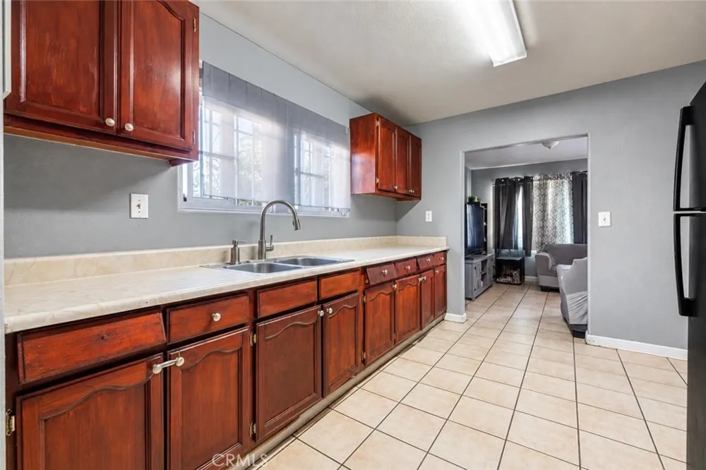 907 E 109th Los Angeles, CA 90059