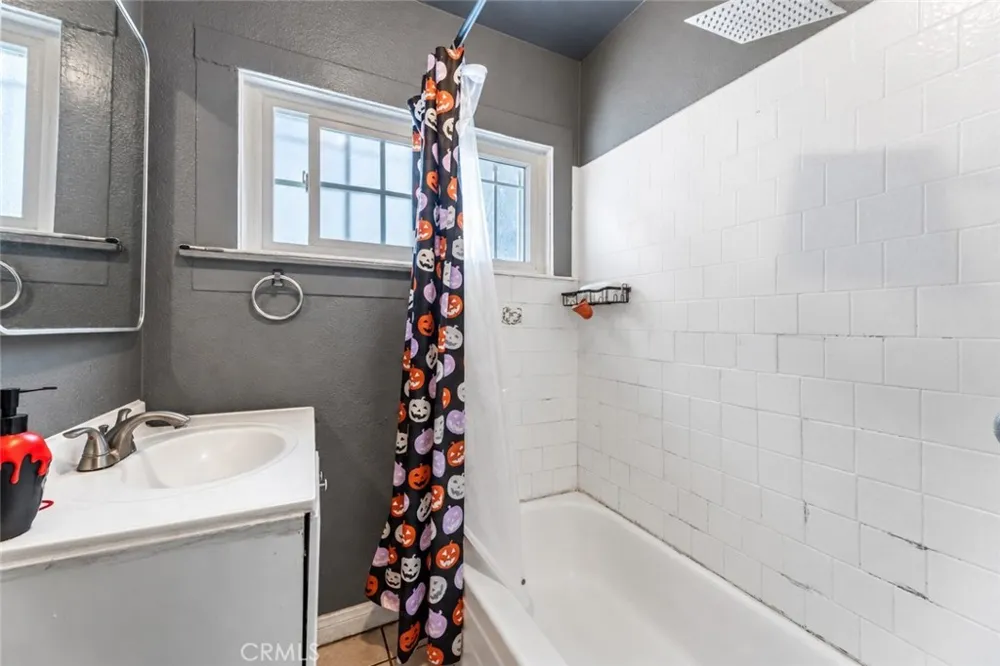 907 E 109th Los Angeles, CA 90059
