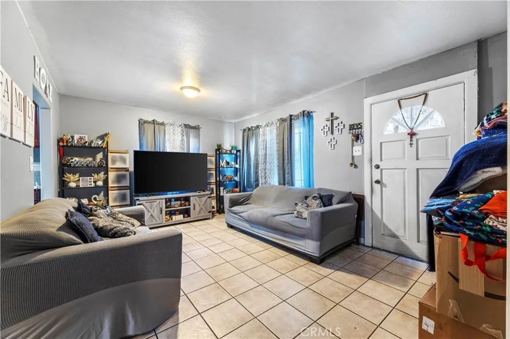 907 E 109th Los Angeles, CA 90059