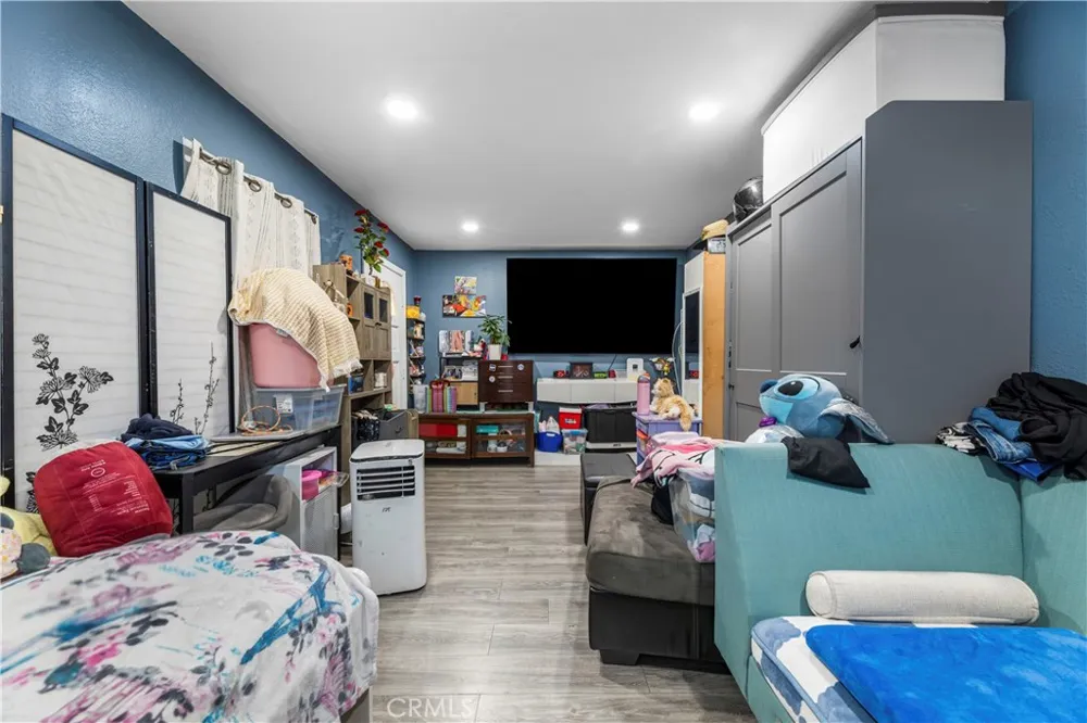 907 E 109th Los Angeles, CA 90059