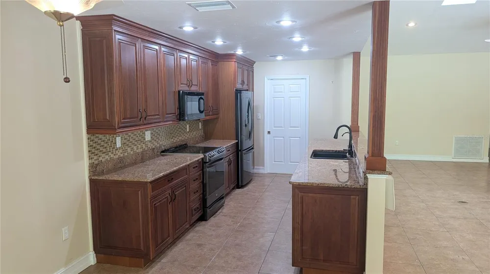 4615 OAK FOREST DRIVE E #22 Sarasota, FL 34231