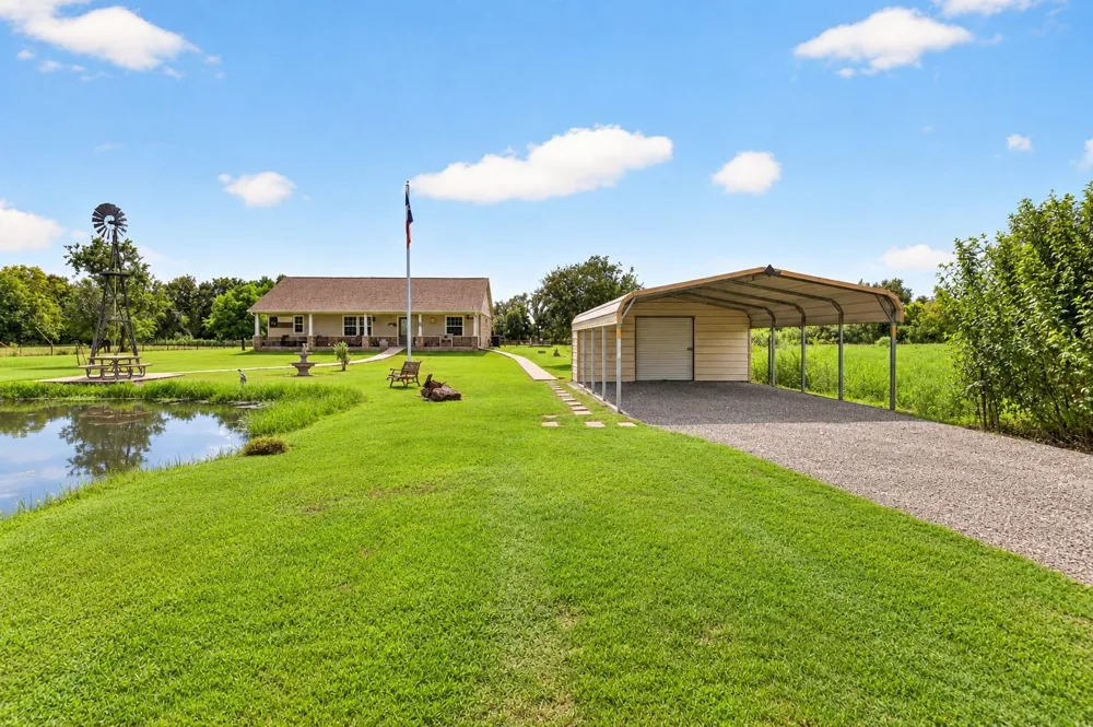 4933 Powers Ln Alvin, TX 77511