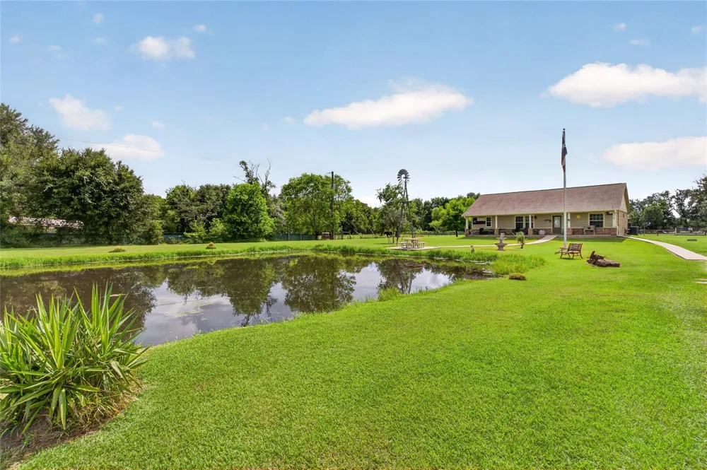 4933 Powers Ln Alvin, TX 77511