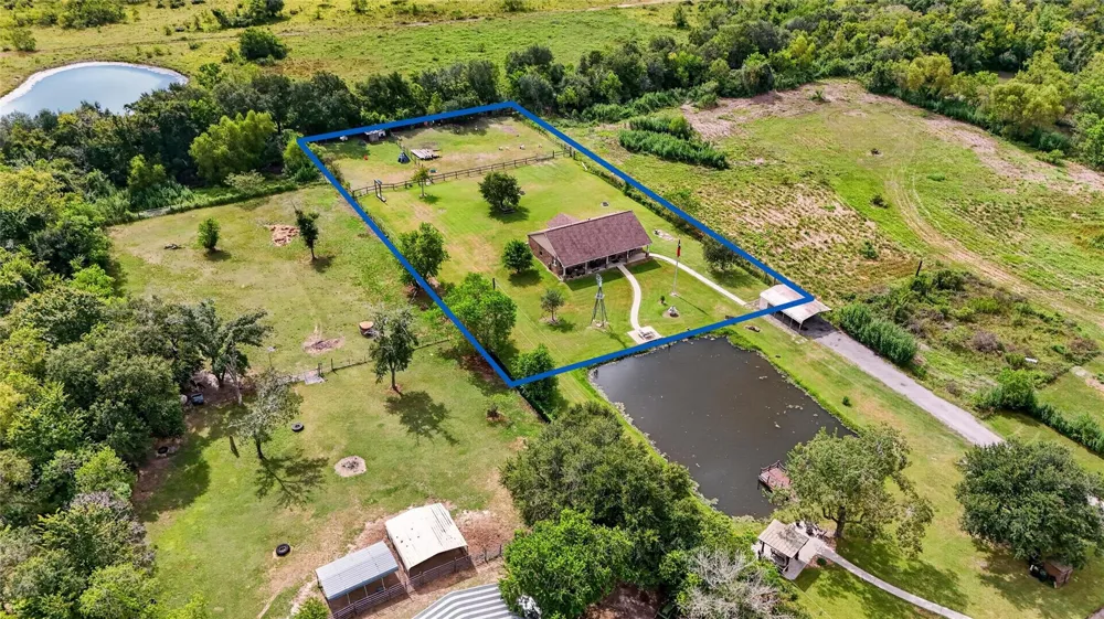 4933 Powers Ln Alvin, TX 77511