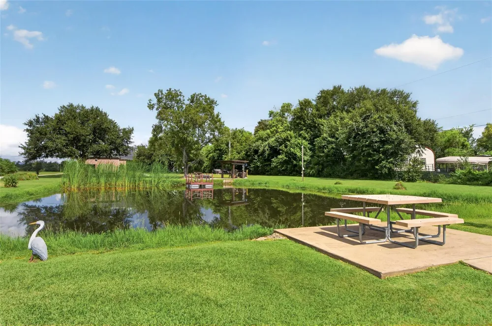 4933 Powers Ln Alvin, TX 77511