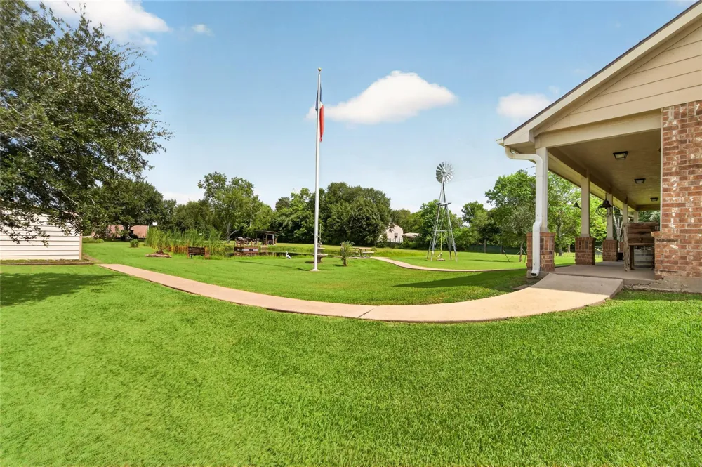 4933 Powers Ln Alvin, TX 77511
