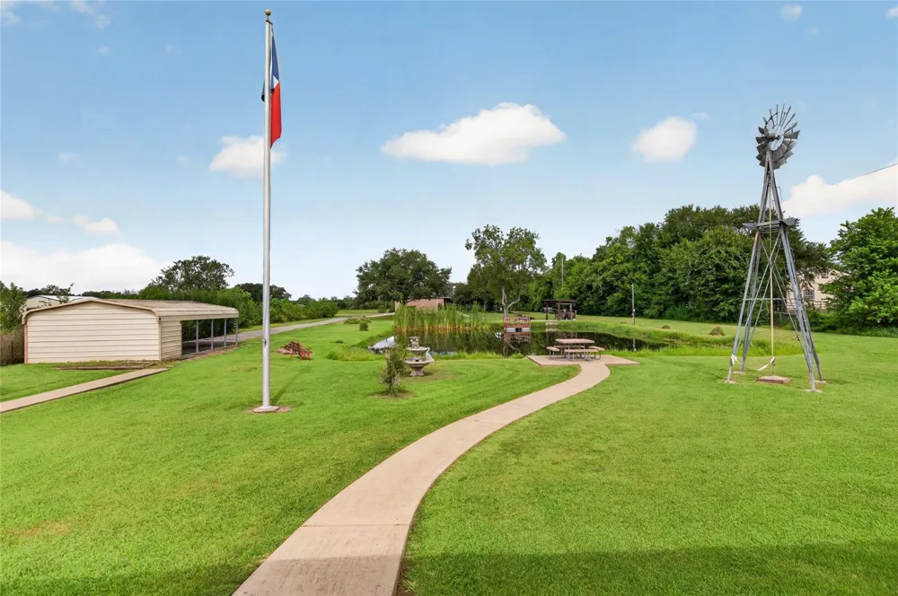 4933 Powers Ln Alvin, TX 77511