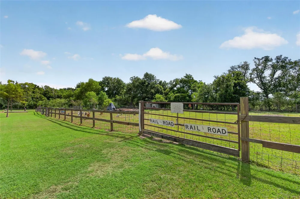 4933 Powers Ln Alvin, TX 77511
