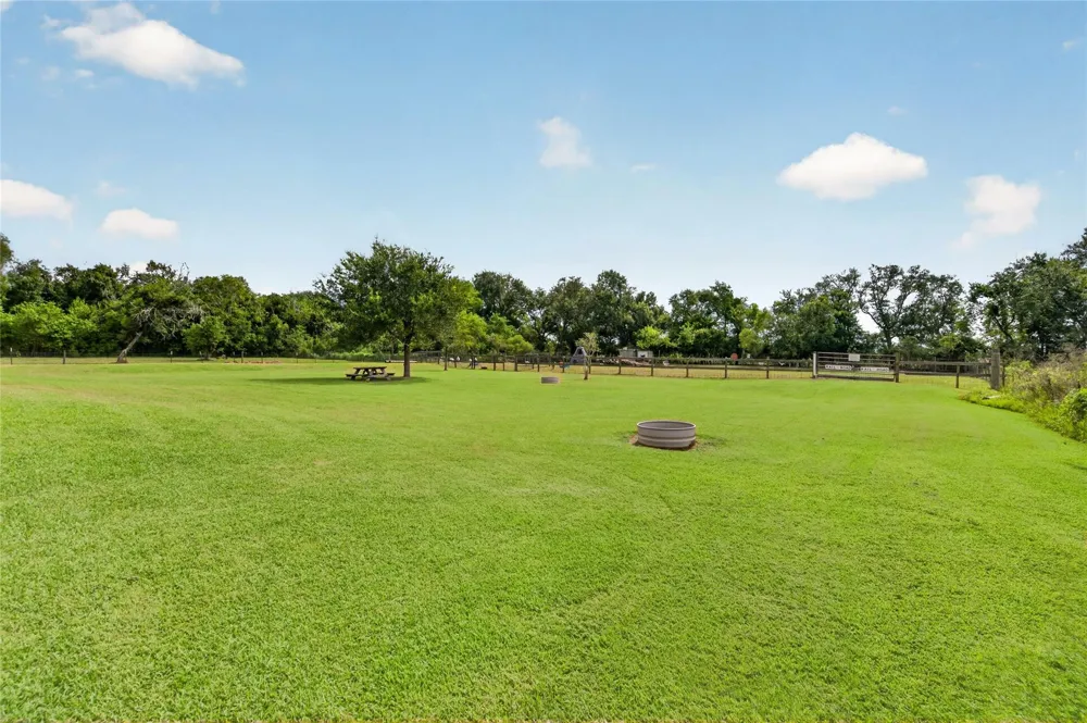 4933 Powers Ln Alvin, TX 77511
