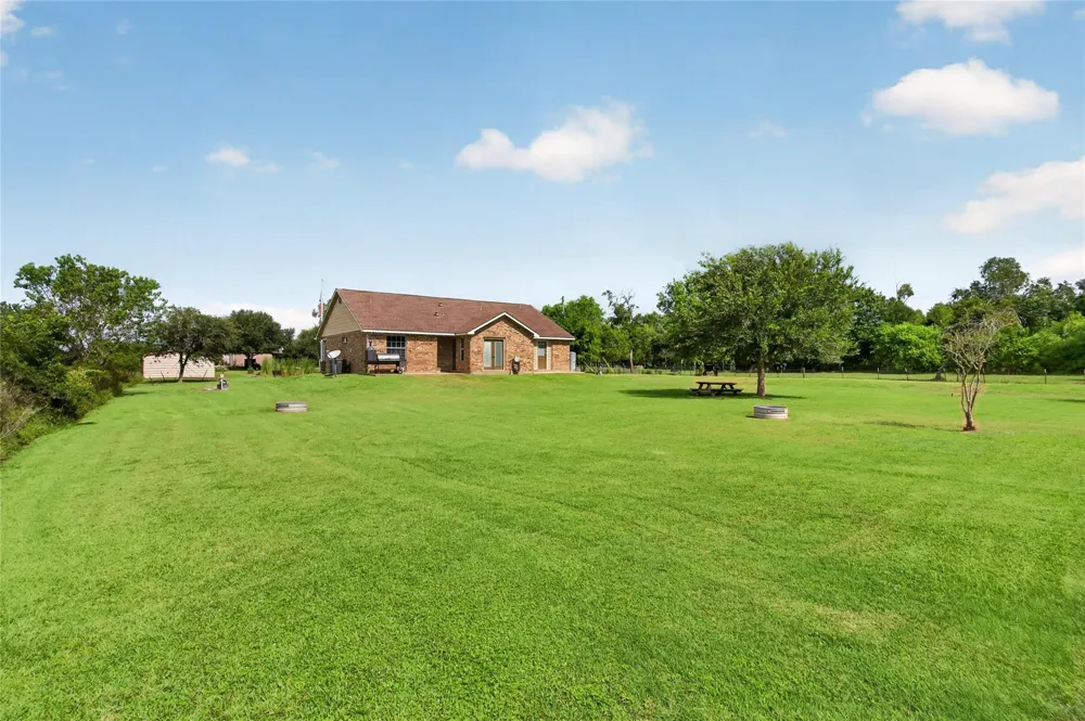 4933 Powers Ln Alvin, TX 77511