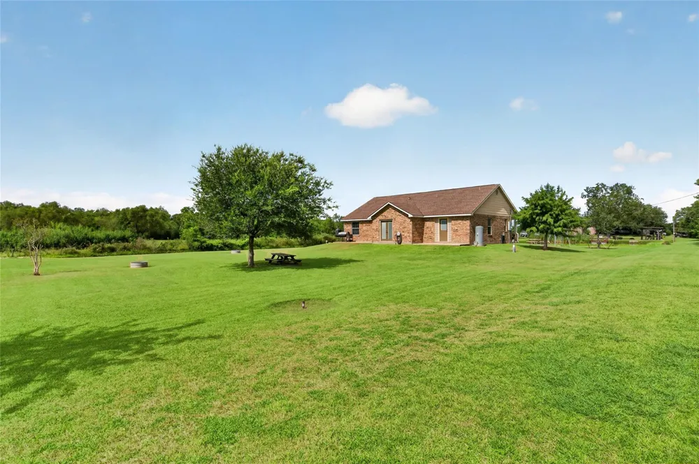 4933 Powers Ln Alvin, TX 77511