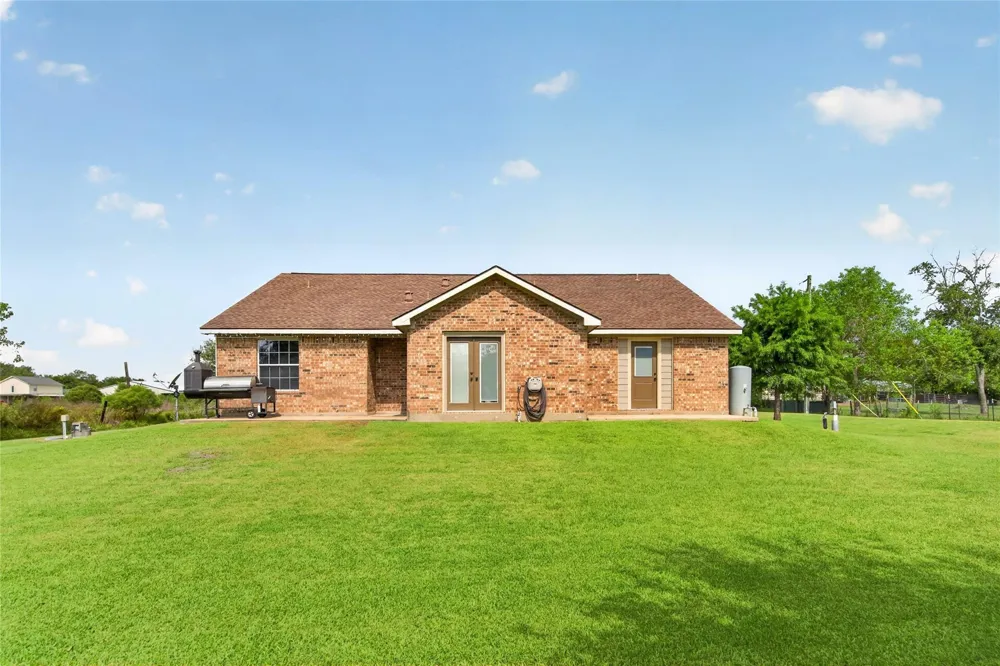 4933 Powers Ln Alvin, TX 77511