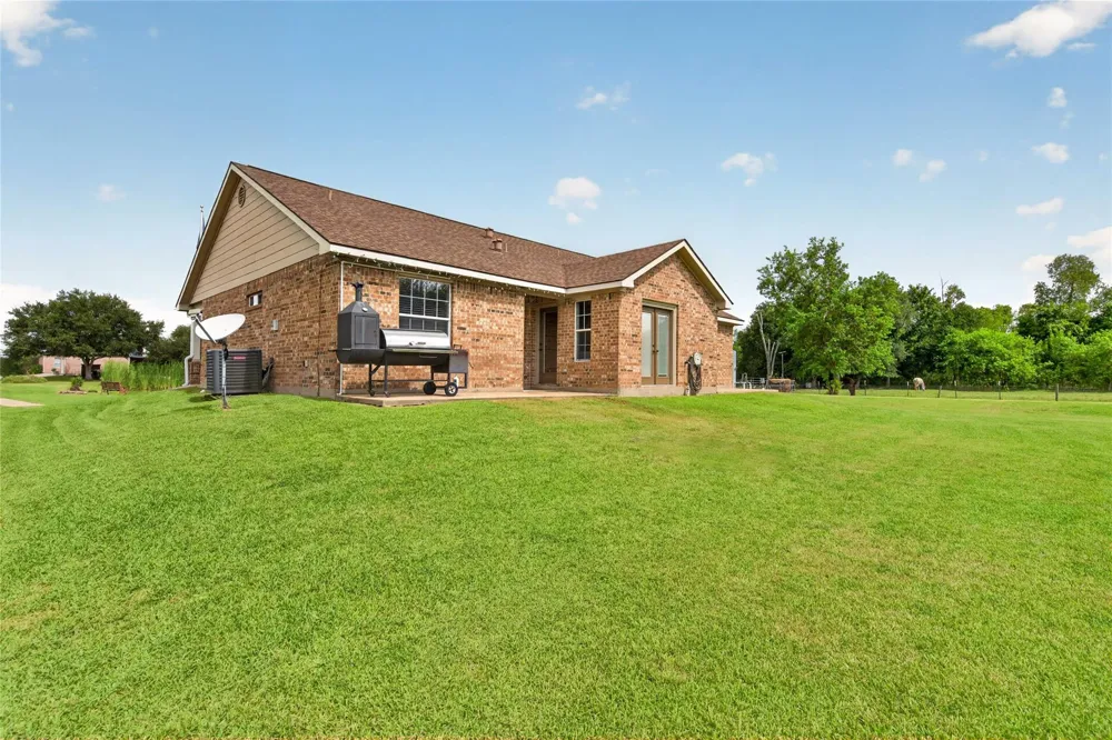 4933 Powers Ln Alvin, TX 77511