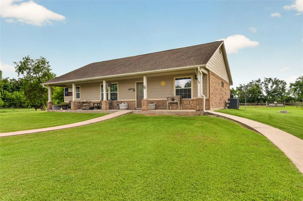 4933 Powers Ln Alvin, TX 77511