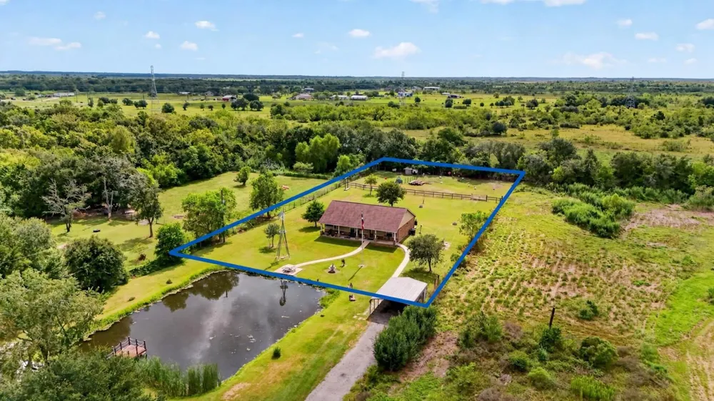 4933 Powers Ln Alvin, TX 77511