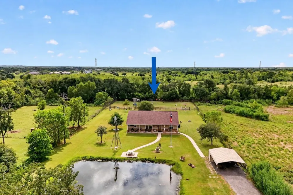 4933 Powers Ln Alvin, TX 77511
