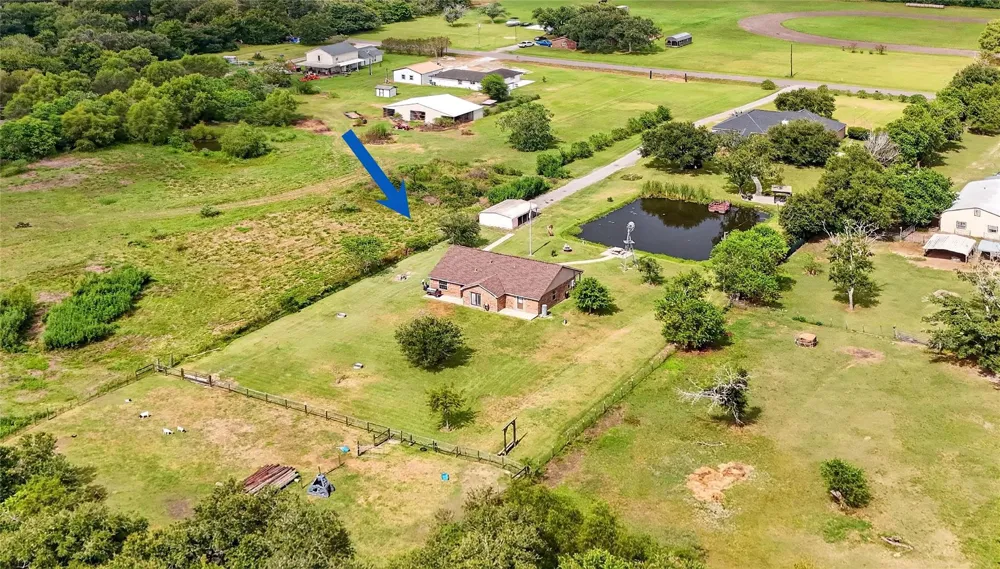 4933 Powers Ln Alvin, TX 77511
