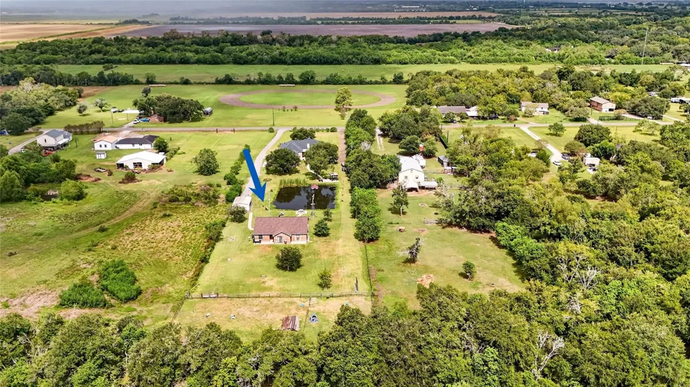 4933 Powers Ln Alvin, TX 77511