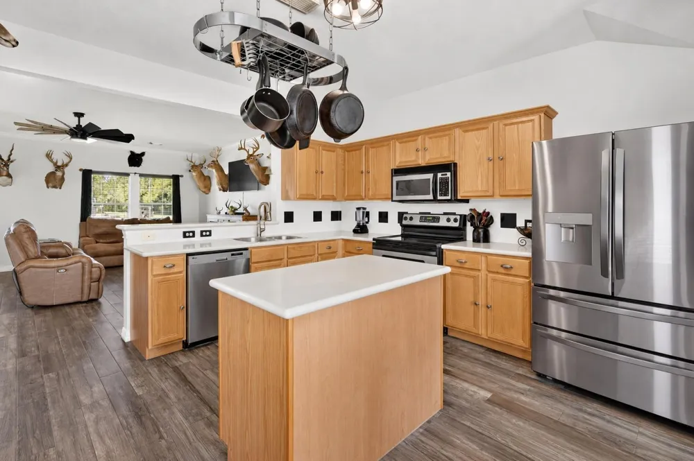 4933 Powers Ln Alvin, TX 77511