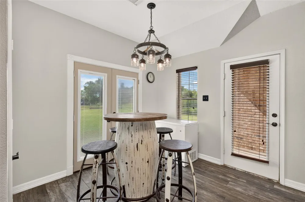 4933 Powers Ln Alvin, TX 77511