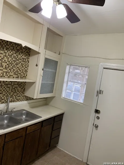 2047 W SUMMIT AVE San Antonio, TX 78201