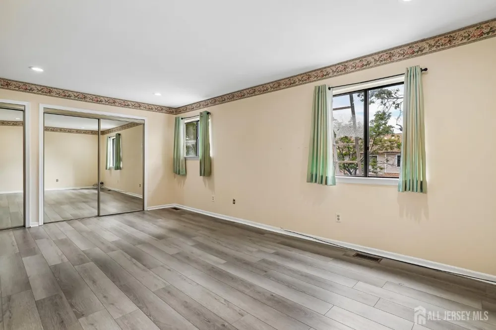 12 Palm Court Edison, NJ 08820