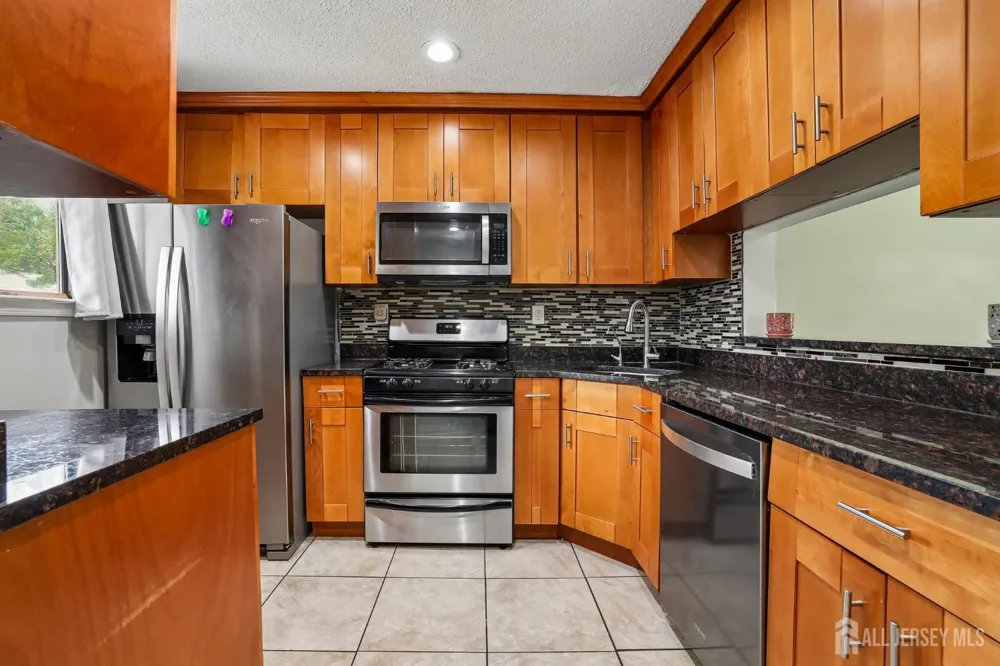 12 Palm Court Edison, NJ 08820