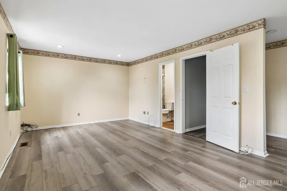 12 Palm Court Edison, NJ 08820