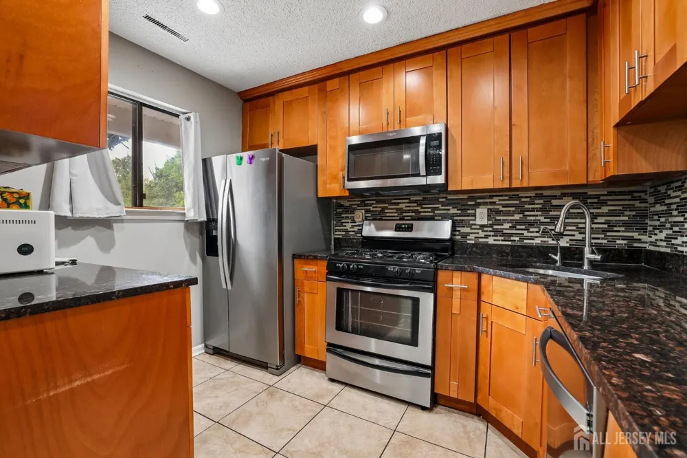 12 Palm Court Edison, NJ 08820