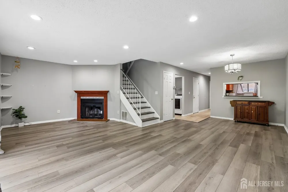 12 Palm Court Edison, NJ 08820