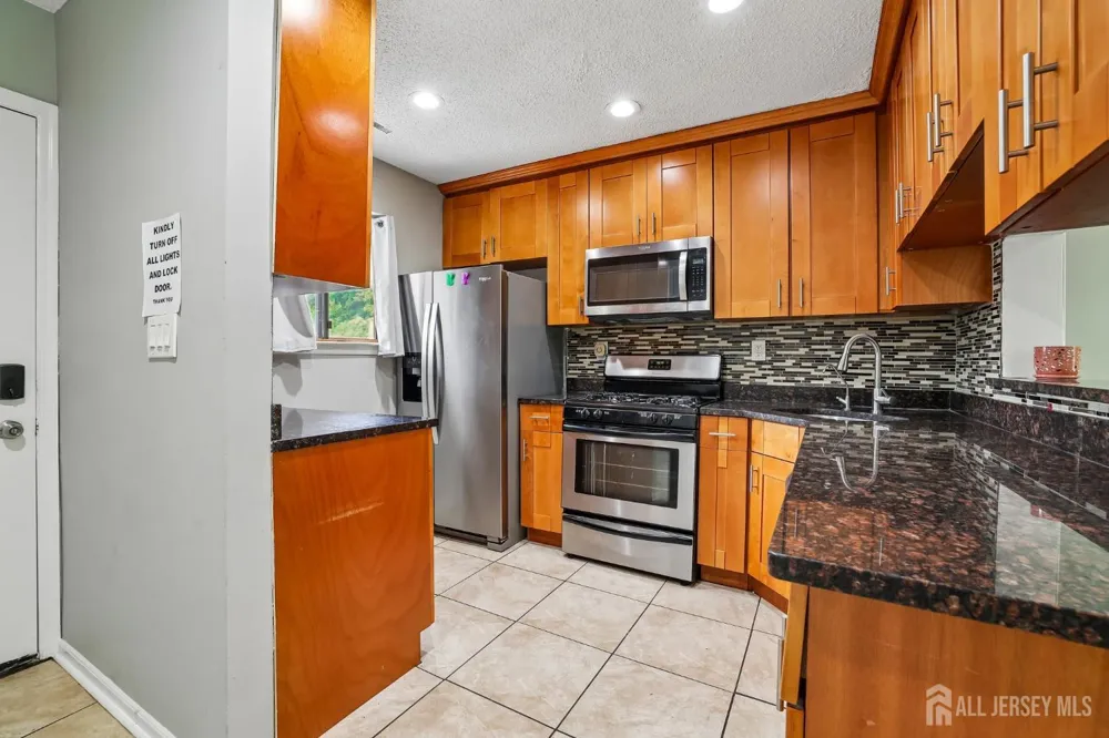 12 Palm Court Edison, NJ 08820