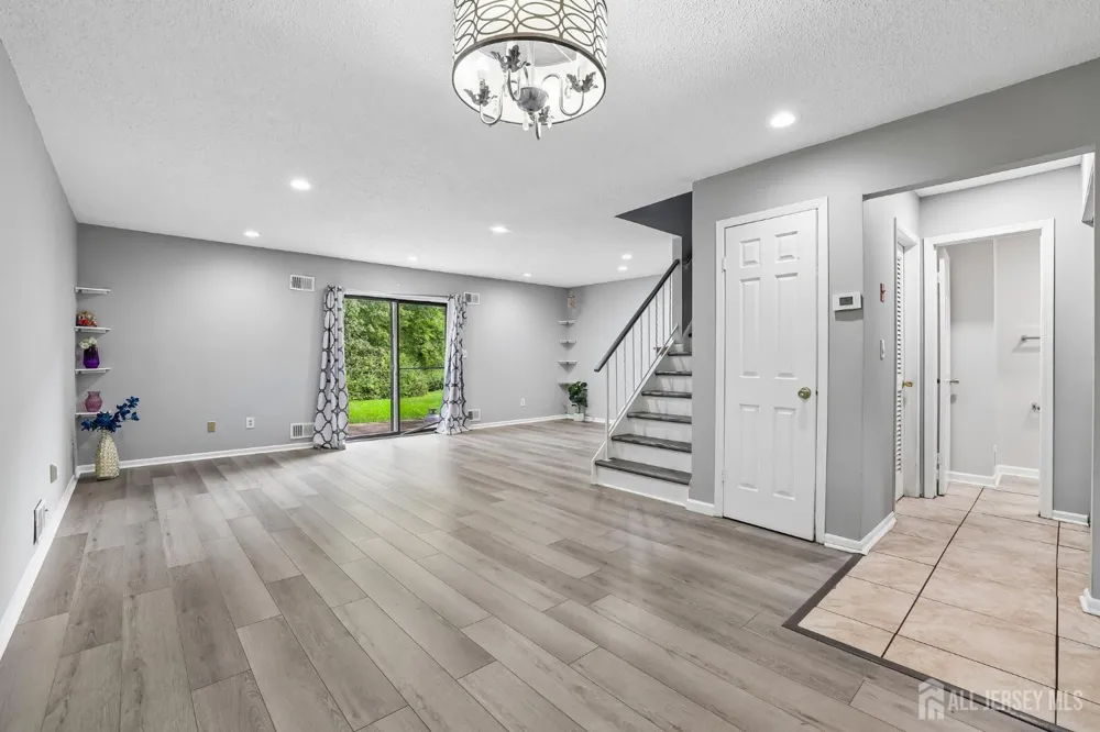 12 Palm Court Edison, NJ 08820