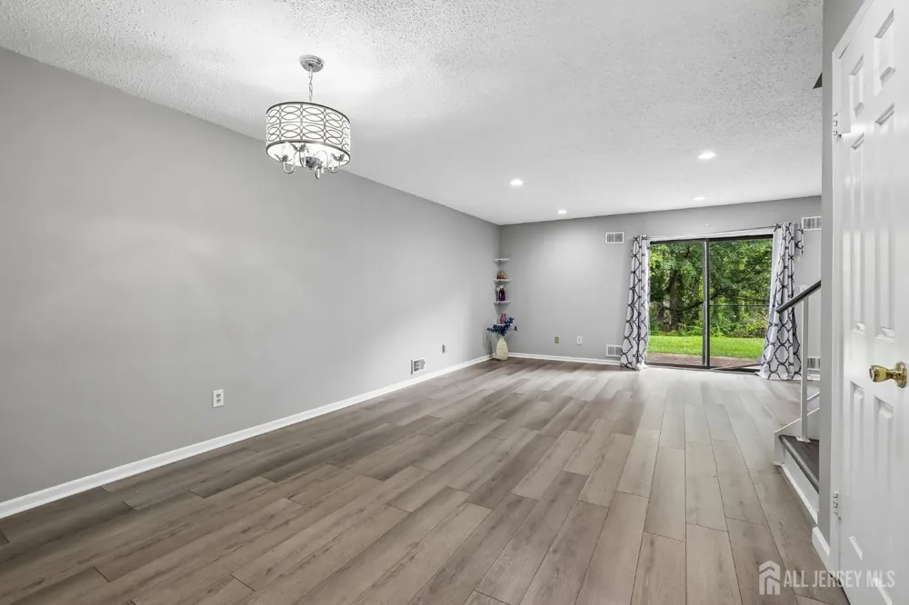 12 Palm Court Edison, NJ 08820