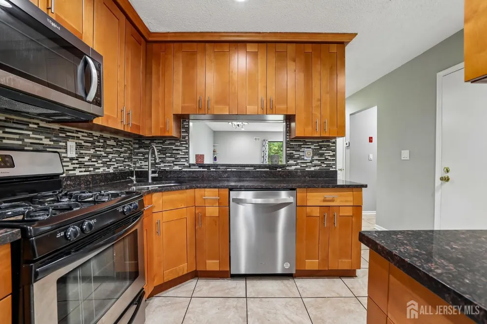 12 Palm Court Edison, NJ 08820