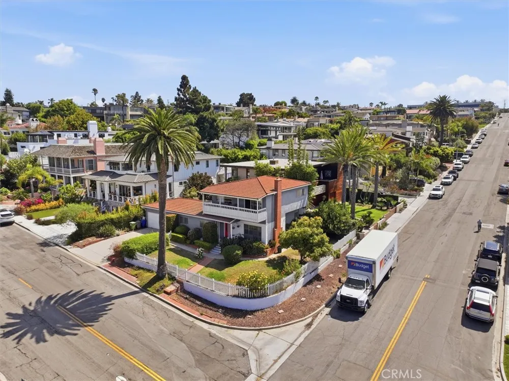 214 S Poinsettia Avenue Manhattan Beach, CA 90266